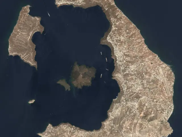 Santorini'nin uzaydan çekilmiş görüntüsü.