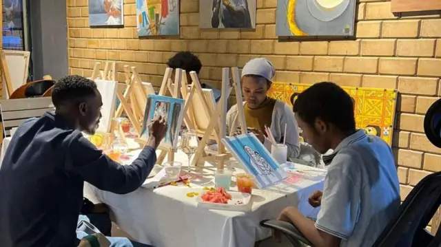 ብርክት ዝበሉ መናእሰይ መቐለ ኣብቲ መካነ ጥበብ ብምኻድ ዝተፈላለዩ ስእልታት ይስእሉ