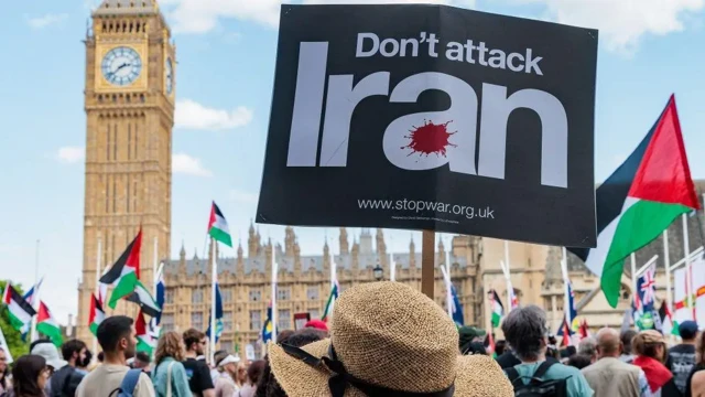 İngiltere'nin başkenti Londra'da, Parlamento binasının önünde toplanan insanlar İsrail'in İran'a yönelik saldırılarını protesto ediyor