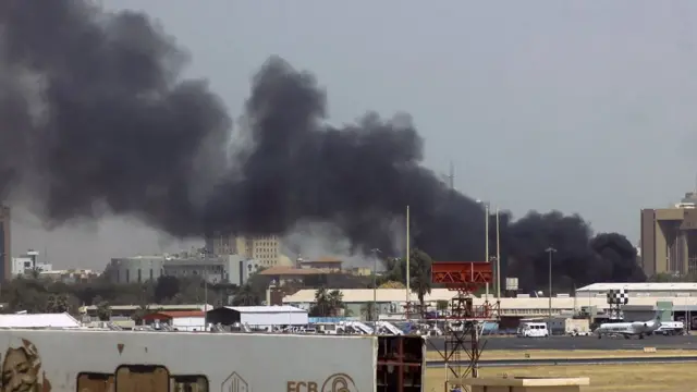 Umwotsi uzamuka hejuru y'inyubako hafi y'ikibuga cy'indege cy'i Khartoum