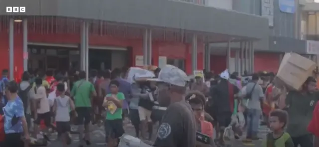 సూపర్మార్కెట్లను కొల్లగొట్టారు