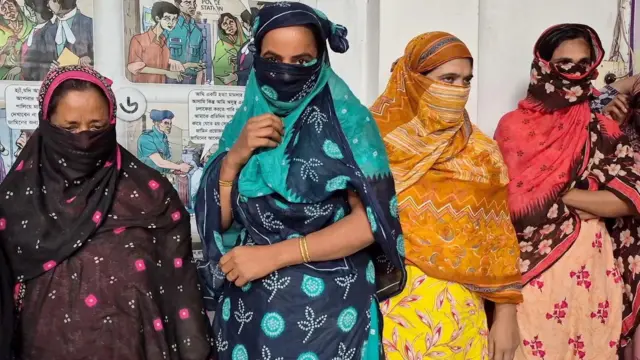 ভারত থেকে পুশ ইনের পর গত আঠারই মে বাংলাদেশের ঠাকুরগাঁও সীমান্তে বিজিবির হাতে আটক কয়েকজন, যারা সকলেই বাংলাদেশি বলে জানিয়েছে বিজিবি