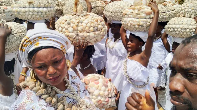 Awọn obinrin to wọ aṣọ funfun balau pẹlu igba Aje lori wọn