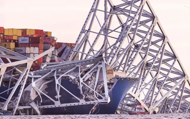 Destruição causada no navio pelo colapso com a ponte
