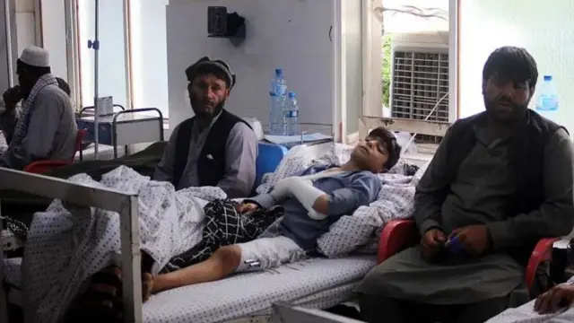 مردان زخمی روی تخت شفاخانه در کنر