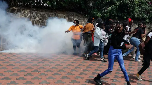 Protesters scatta afta Kenyan police fire teargas for Nairobi