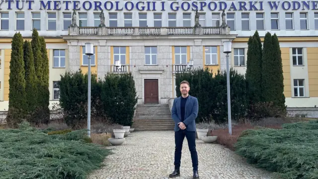 Tomasz Schafernaker stoi przed Instytutem Meteorologii i Gospodarki Wodnej.