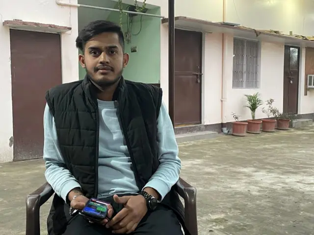 पुलिस ने हर्ष नाम के एक युवक को भी हिरासत में लिया था.