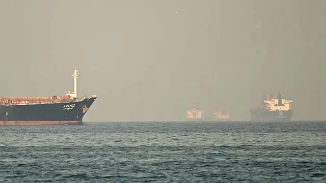 Kapal kargo dan tanker terlihat di lepas pantai kota Fujairah, di Selat Hormuz di utara Emirat pada 25 Februari 2026.