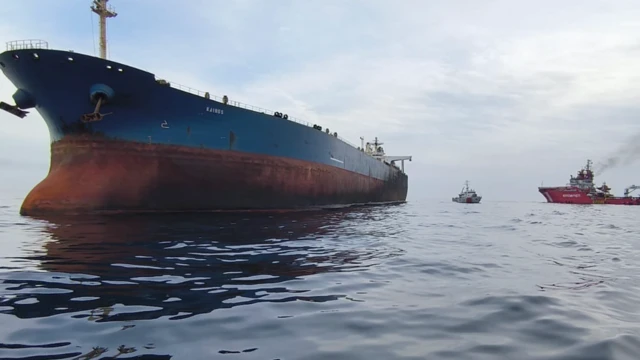 Kairos isimli geminin ön taraftan fotoğrafında arkada kıyı emniyetine bağlı iki gemi var
