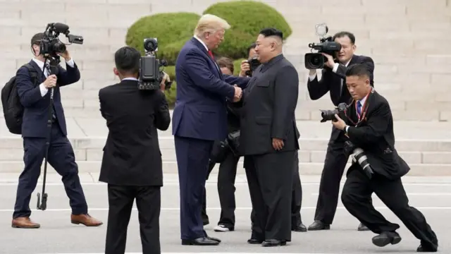 Korea Selatan telah menangguhkan kunjungan wisatawan ke "desa gencatan senjata" zona demiliterisasi, Panmunjom, tempat pertemuan puncak Trump-Kim terakhir diadakan, pada tahun 2019.