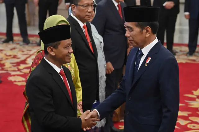 Presiden Joko Widodo (kanan) berjabat tangan dengan Menteri ESDM Bahlil Lahadalia (kiri) usai pelantikan di Istana Negara, Jakarta, Senin (19/8/2024). 