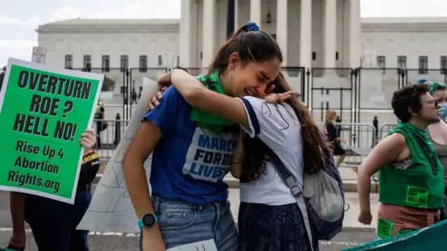 manifestantes chorando