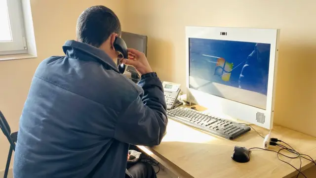 전화하는 수감자의 모습