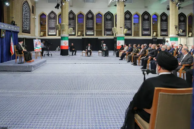 Eski cumhurbaşkanı Reisi, kabine üyeleri ve Ayetullah Hamaney arasında görüşme - 30 Ağustos 2023