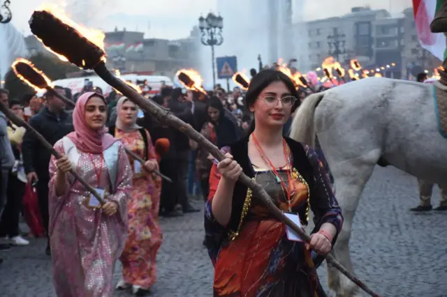 یکی از معروف‌ترین آیین‌های نوروز در برخی از مناطق، حمل مشعل‌های آتش و رقص و پایکوبی در اطراف آتش است