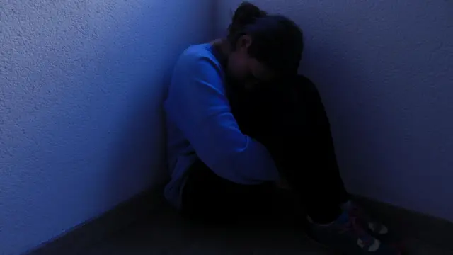 Woman wey siddon for corner