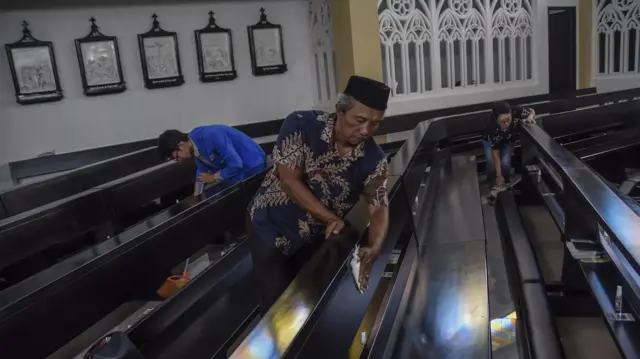 Umat kristiani dan muslim membersihkan Gereja Katolik Santo Yohanes Ciamis di Kampung Kerukunan, Kabupaten Ciamis, Jawa Barat, Jumat (16/12/2022). 