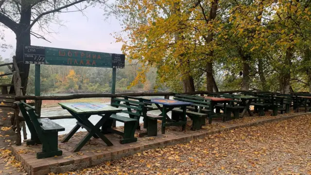 Drvene klupe uz Drinu u Sunčanoj reci