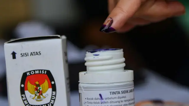 Seorang perempuan ditinta jarinya setelah mencoblos saat pemungutan suara ulang karena masalah logistik dalam pemilihan umum di Banda Aceh pada 25 April 2019.