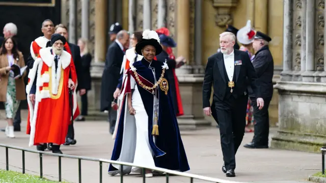 वेस्टमिन्स्टर एबीमा अतिथिहरू आउने क्रम सुरु भएको छ
