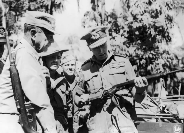 माउंटबेटन 1944 में बर्मा में 36वीं ब्रिटिश डिवीज़न का निरीक्षण करते हुए.