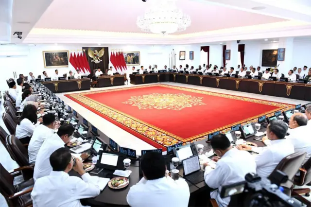 Kabinet Merah Putih di bawah pimpinan Presiden Prabowo Subianto disebut kabinet tergemuk sejak era Orde Baru.