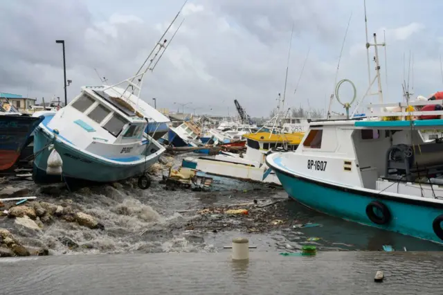 Barcos dañados por el hucarán en Barbados.