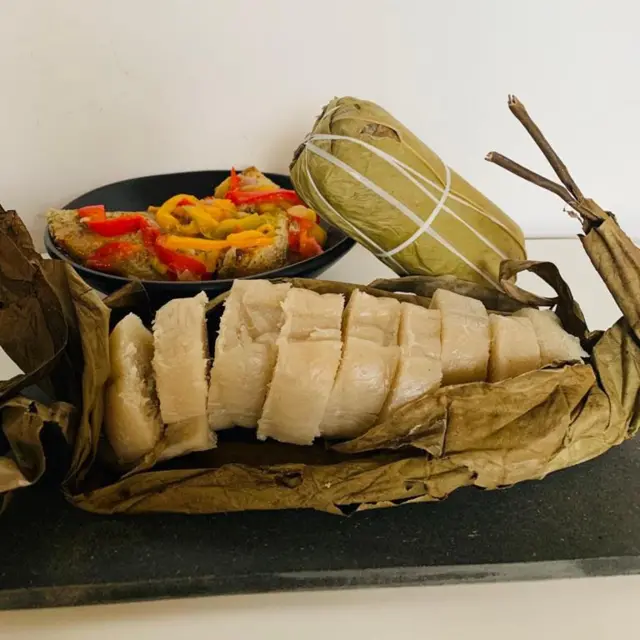 Le Chikwangue est un type de pain de manioc cuit à la vapeur