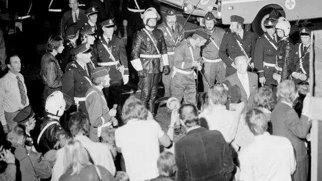 Polisi dan jurnalis berkerumun di Norrmalmstorg Square yang menjadi lokasi penyanderaan selama enam hari pada Agustus 1973.