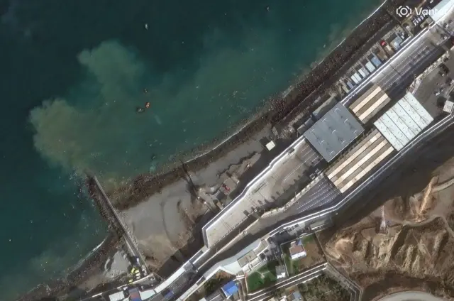 Imagen satelital del espigón y el Tarajal, que marcan la frontera entre España y Marruecos en Ceuta, por donde miles de migrantes cruzaron en los últimos días