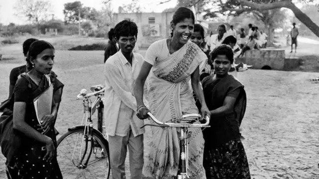 சைக்கிள் ஓட்டக் கற்றுக்கொண்டது புதுக்கோட்டை பெண்களின் வாழ்க்கையை மாற்றியது எப்படி?