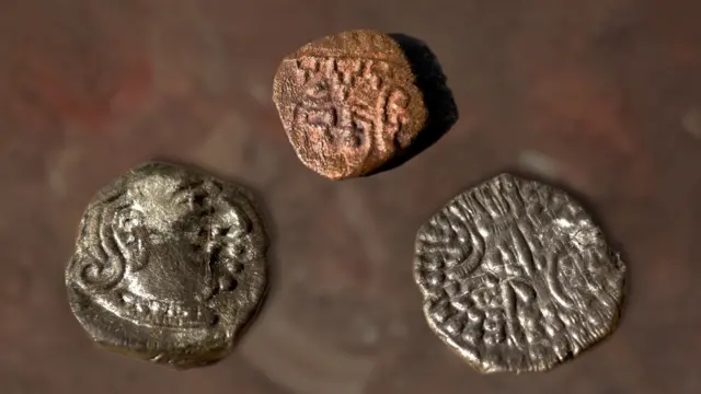 एलिफंटा बेटावर उत्खनात सापडलेली वेगवेगळ्या साम्राज्यांची नाणी