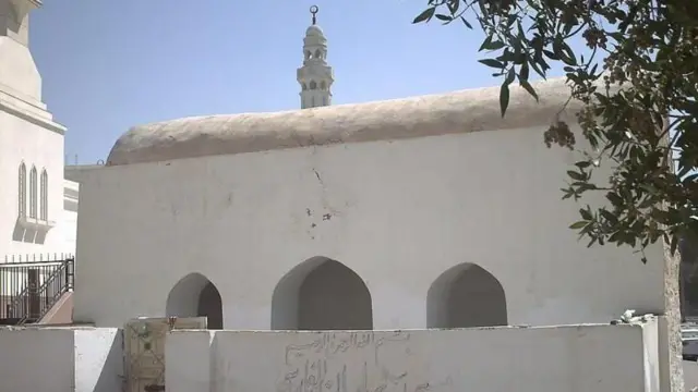 মদিনার যেখানে এখন সাহাবী সালমান আল-ফারসির নামে মসজিদটি রয়েছে সেখানেই আগে হাসপাতাল ছিল 