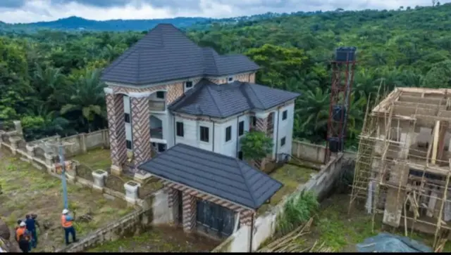 Ndị na-arụ ụlọ n'obosara ala dị n'Enugwu