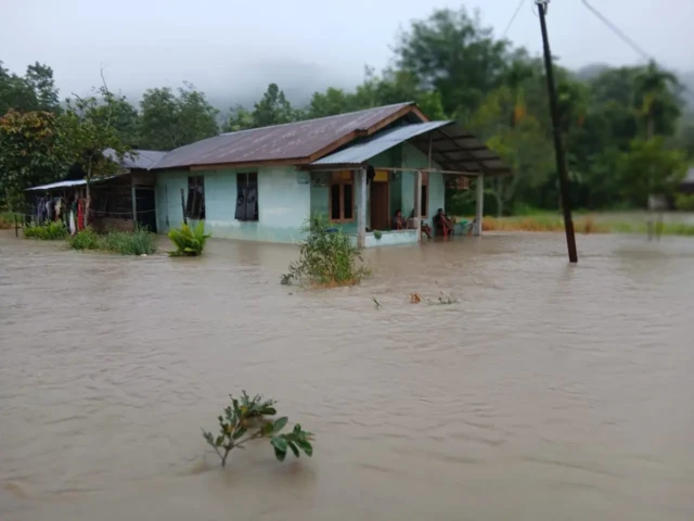 Banjir yang merendam pemukiman warga di Kabupaten Tapanuli Utara, Sumatra Utara, Selasa 25 November 2025.