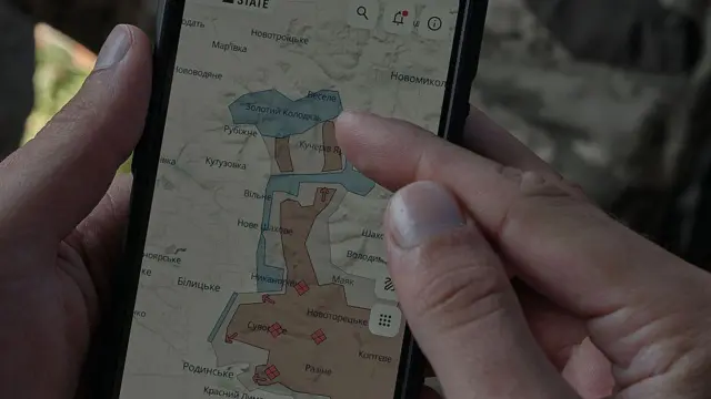 Український військовий показує мапу Deep State, на якій зазначено місце захоплення російських військовослужбовців між Добропіллям та Покровськом