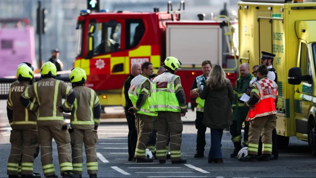 كادر فرق الإطفاء والإسعاف