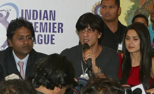 آئی پی ایل کے پہلے چیئرپرسن للت مودی کے ساتھ کولکتہ نائٹ رائڈرز کے مالکان میں سے ایک اداکار شاہ رخ خان اور کنگز الیون پنجاب کی مالکان میں سے ایک پریتی زنٹا 