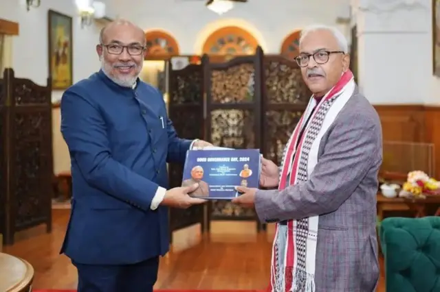 সাবেক মুখ্যমন্ত্রী এন বীরেন সিংয়ের সঙ্গে মণিপুরের রাজ্যপাল অজয় কুমার ভাল্লা।