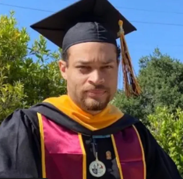 Uma imagem publicada por Allen em seu perfil no LinkedIn mostra‑o vestindo traje de formatura.