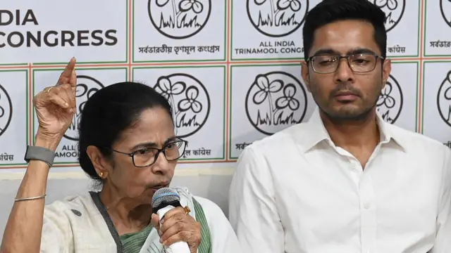 মমতা ব্যানার্জীর সঙ্গে সাংবাদিক সম্মেলনে অভিষেক ব্যানার্জী - ফাইল