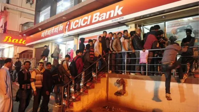 ২০১৬ সালে ভারত সরকার বড় দু'টি ব্যাংক নোট বাতিলের ঘোষণা দিলে দেশটির সাধারণ মানুষের মধ্যে আতঙ্ক ছড়িয়ে পড়ে