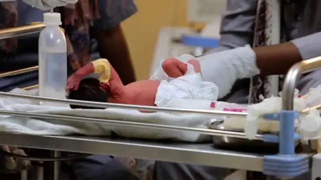 Dr. Safaa Cali waxay ka shaqaynaysay sidii qaybta hooyada iyo dhallaanka loogu samayn lahaa isbataalka Al-no, oo ah cisbitaalka keliya ee weli ka sii shaqeeya magaalada.