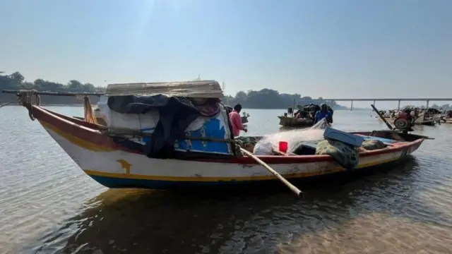 சபரி ஆறு, படகுகளையே வீடாக கொண்டு வாழும் 11 குடும்பங்கள், ஆந்திரா
