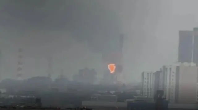 Фото пожара на промышленном объекте издалека