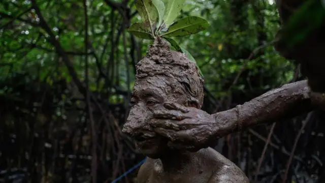 మడ్ బాత్ రిచువల్