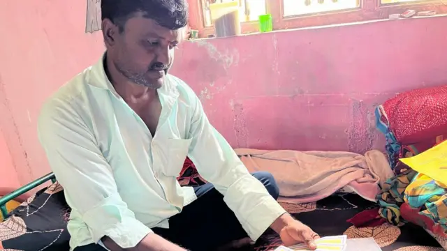 बीडच्या संजय तिपाले याचे ज्ञानराधा पतसंस्थेत 14 लाख रुपये अडकले आहेत.