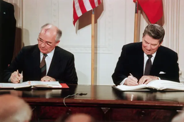 Lãnh đạo Liên Xô Mikhail Gorbachev và Tổng thống Mỹ Ronald Reagan 