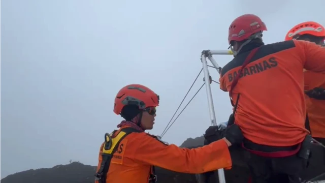 Tim penyelamat di Gunung Rinjani.